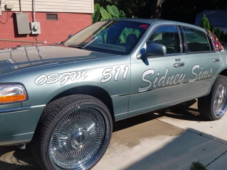 2006 Lincoln Town Car on 26-Inch Chrome Forged Wire Wheels 1